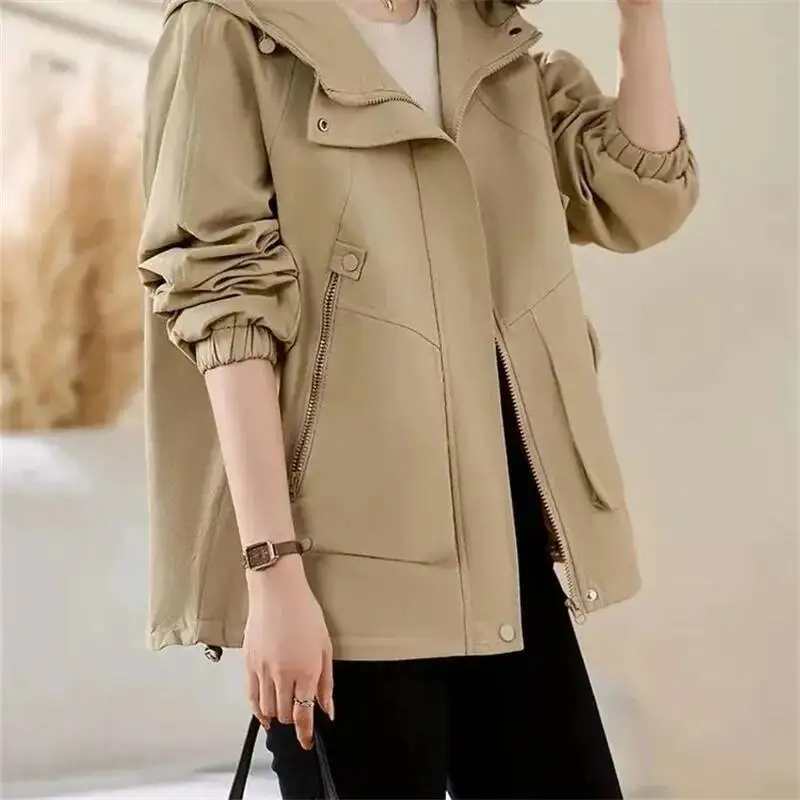 

Короткая и миниатюрная женская весенне-осенняя мода 2024, новая повседневная свободная куртка, темпераментный плащ с капюшоном, сплошной цвет