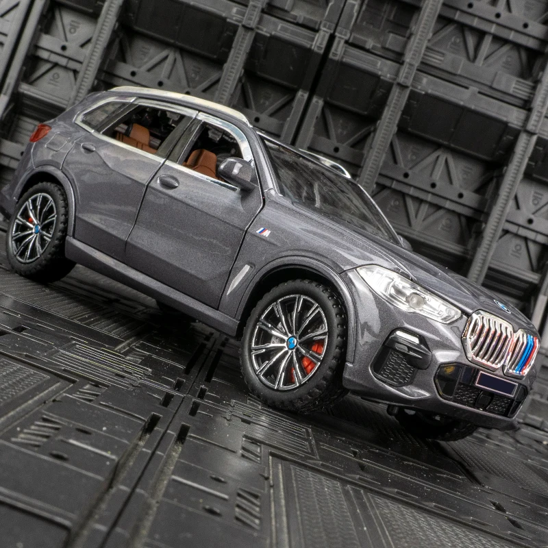 1:24 portas de modelo de carro em liga BMW X5 e capô do motor, o porta-malas pode ser aberto tem funções de som e iluminação simuladas, detalhes ricos