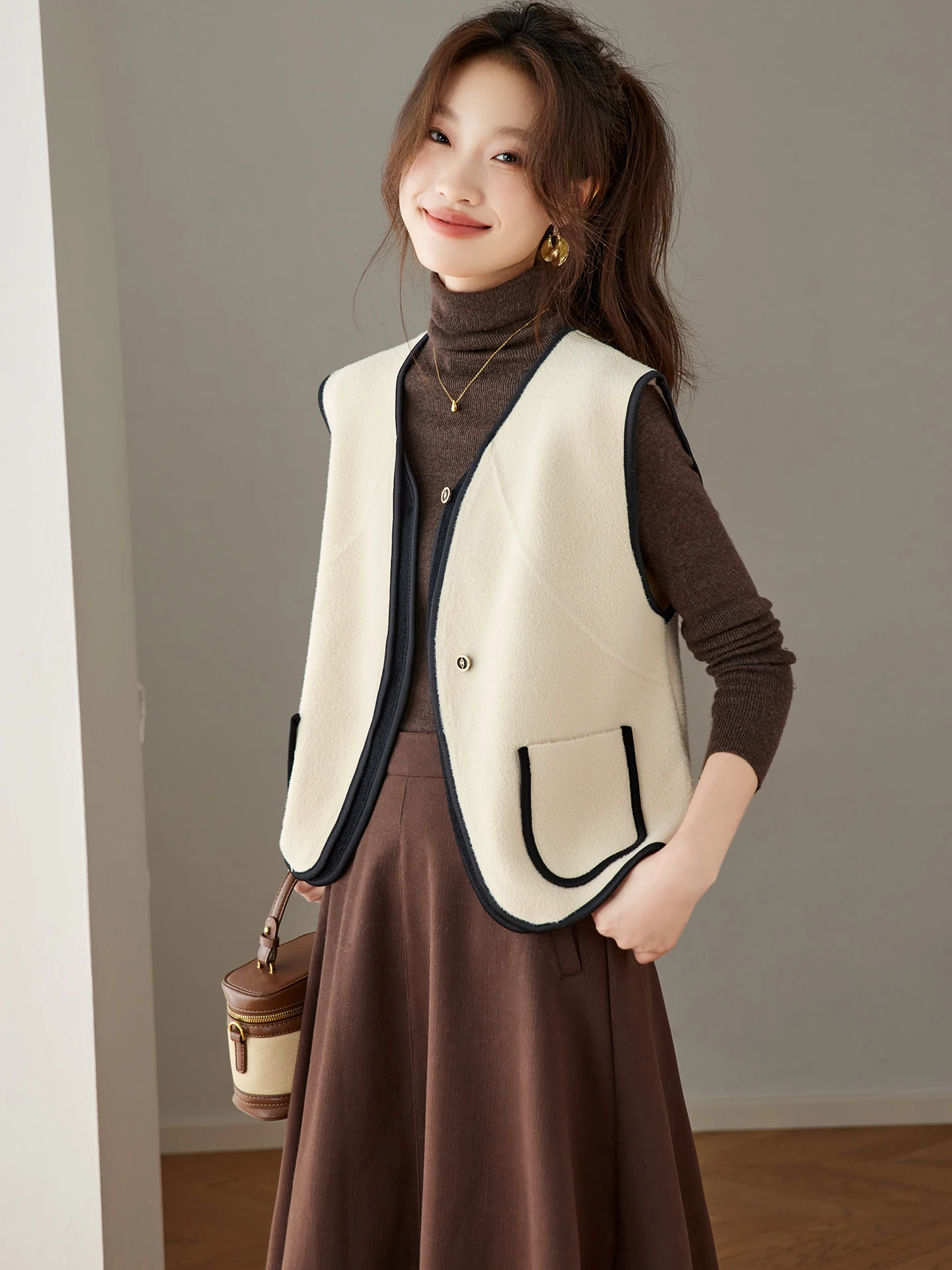 

Весенняя коллекция 2026: Женский модный вязаный жилет свободного кроя для многослойного образа, универсальный, стройнящий, из полиэстера...