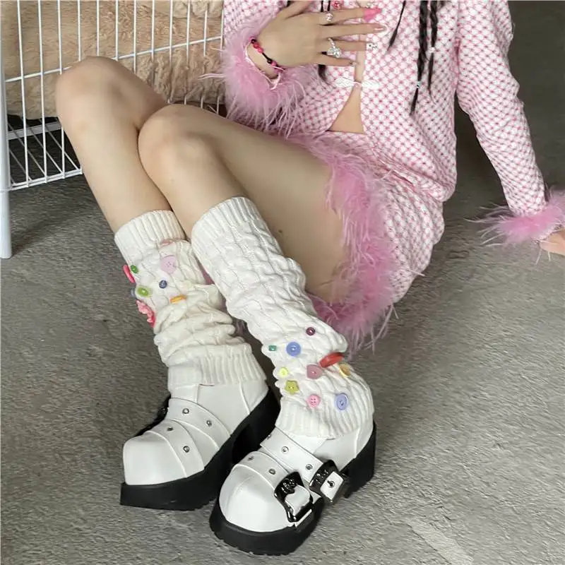 meias-de-cano-curto-em-malha-de-cor-solida-elementos-de-botoes-multicoloridos-estilo-y2k-sweet-girl-polainas-da-moda-para-fashionistas