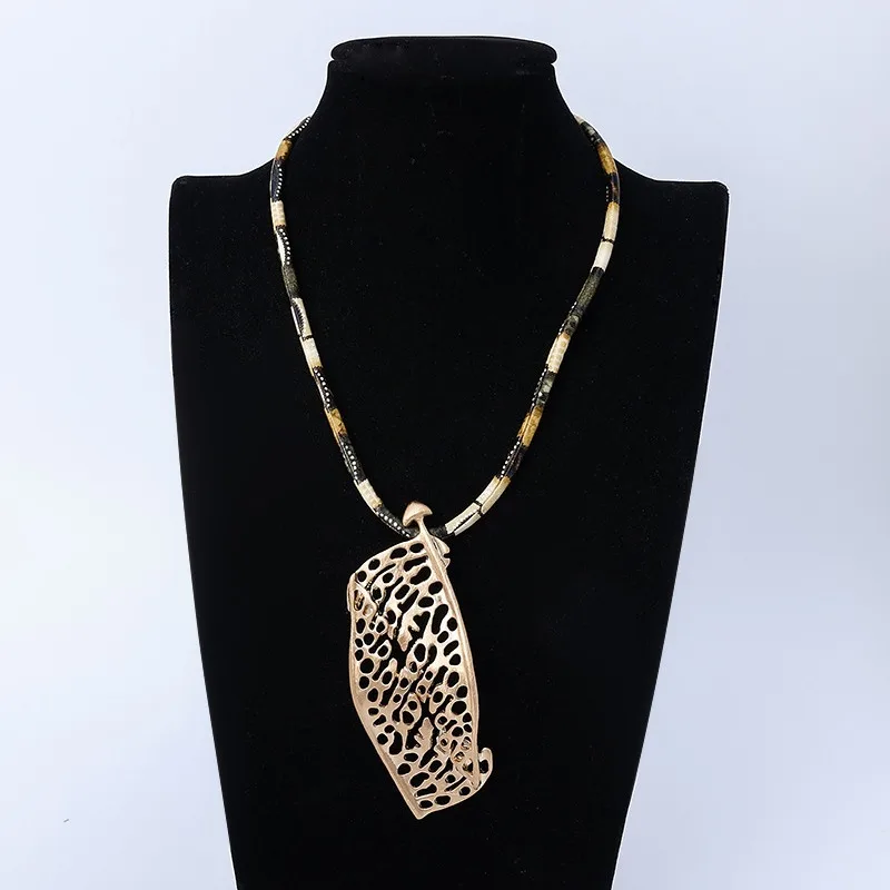 Foreign trade new necklace European and American retro personalized hollow necklace women's metal short necklace wholesal
