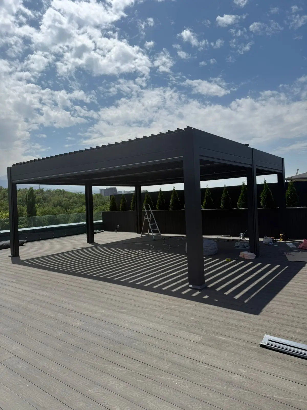 

Modern Electrically Operable Aluminum Louvre Roof Pavilion Waterproof and Snow-proof Pergola Customizable in Models of Pavilions