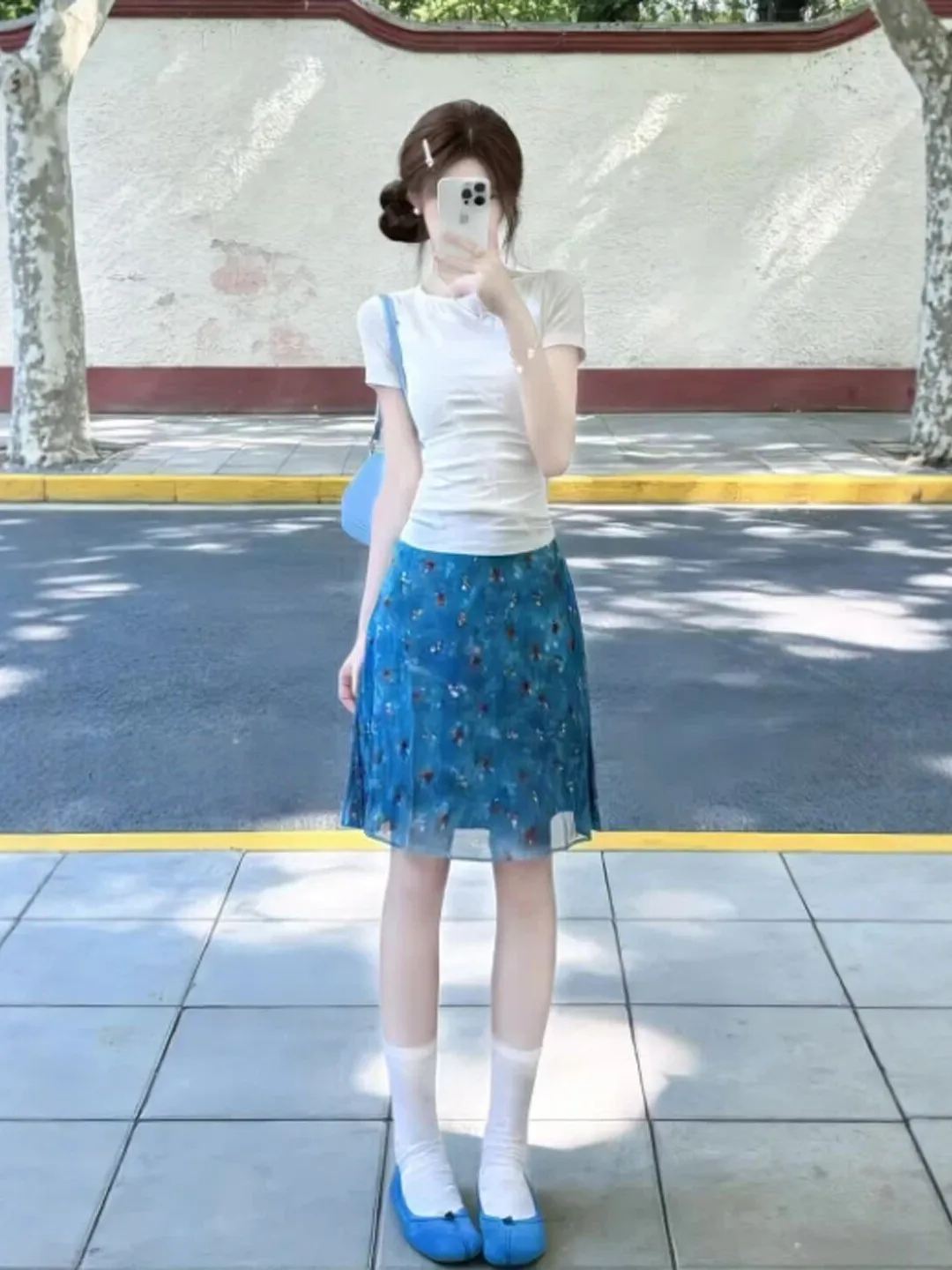 

Комплект из двух предметов: топ и юбка с цветочным принтом. Уникальный и красивый комплект из топа и юбки. Летняя коллекция. Удобный крой, круглый вырез, короткий рукав.