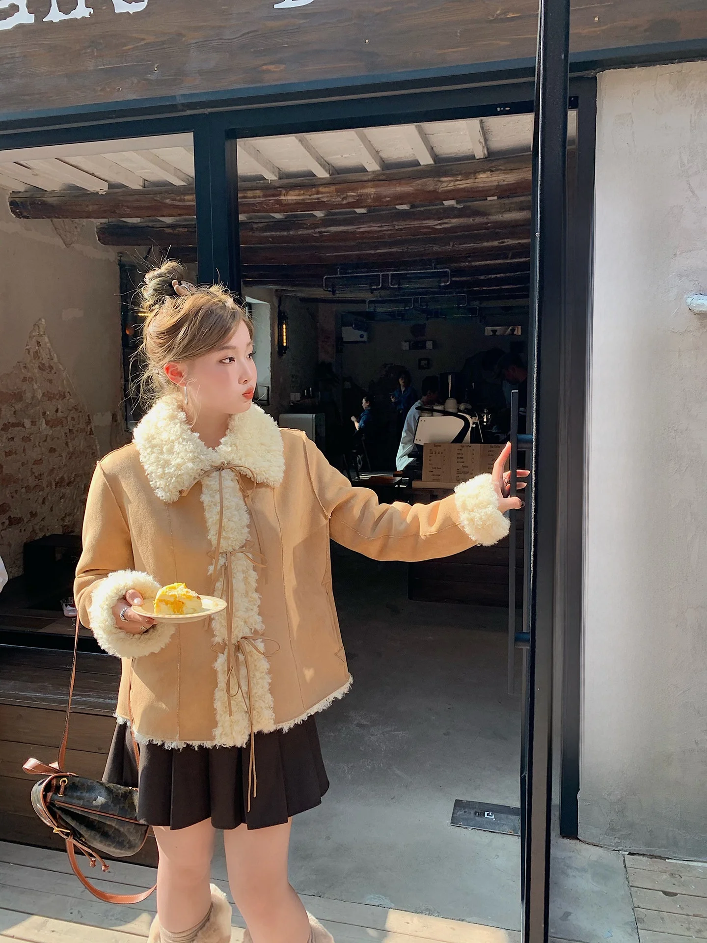 

Женская приталенная повседневная короткая куртка Herwear Sweet Fleece с воротником из кудрявого меха и поясом, из натуральной кожи