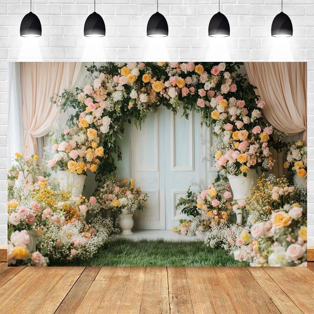 Romantische Tuin Wieden Achtergronden Voor Foto's Houten Plank Boog Verse Bloemen Gazon Levendige Kleuren Decoratie Foto Achtergronden