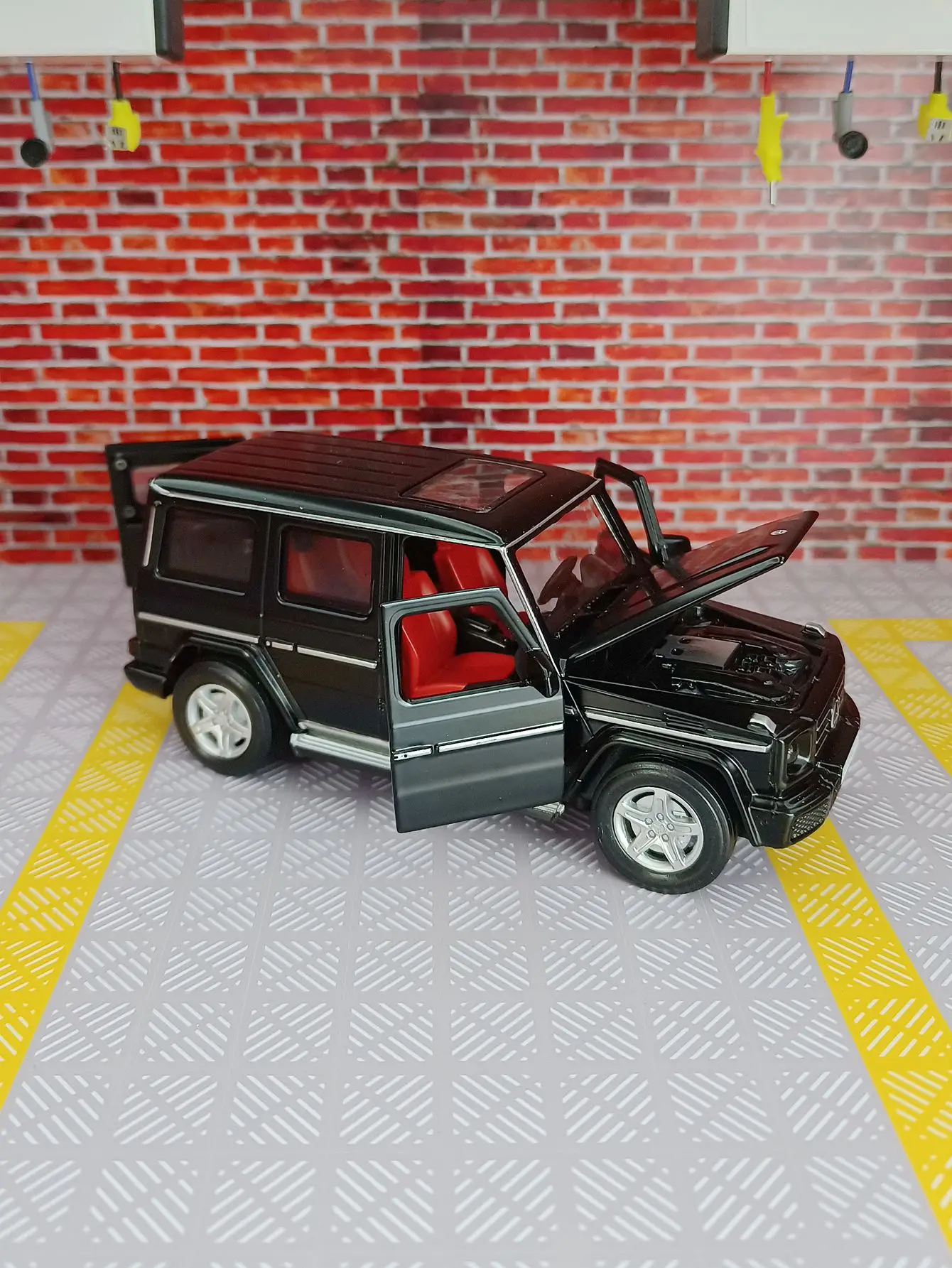 1:32 modelo de veículo off-road em liga Mercedes G350d, portas e capô do motor, porta-malas pode ser aberto como presente para amigos