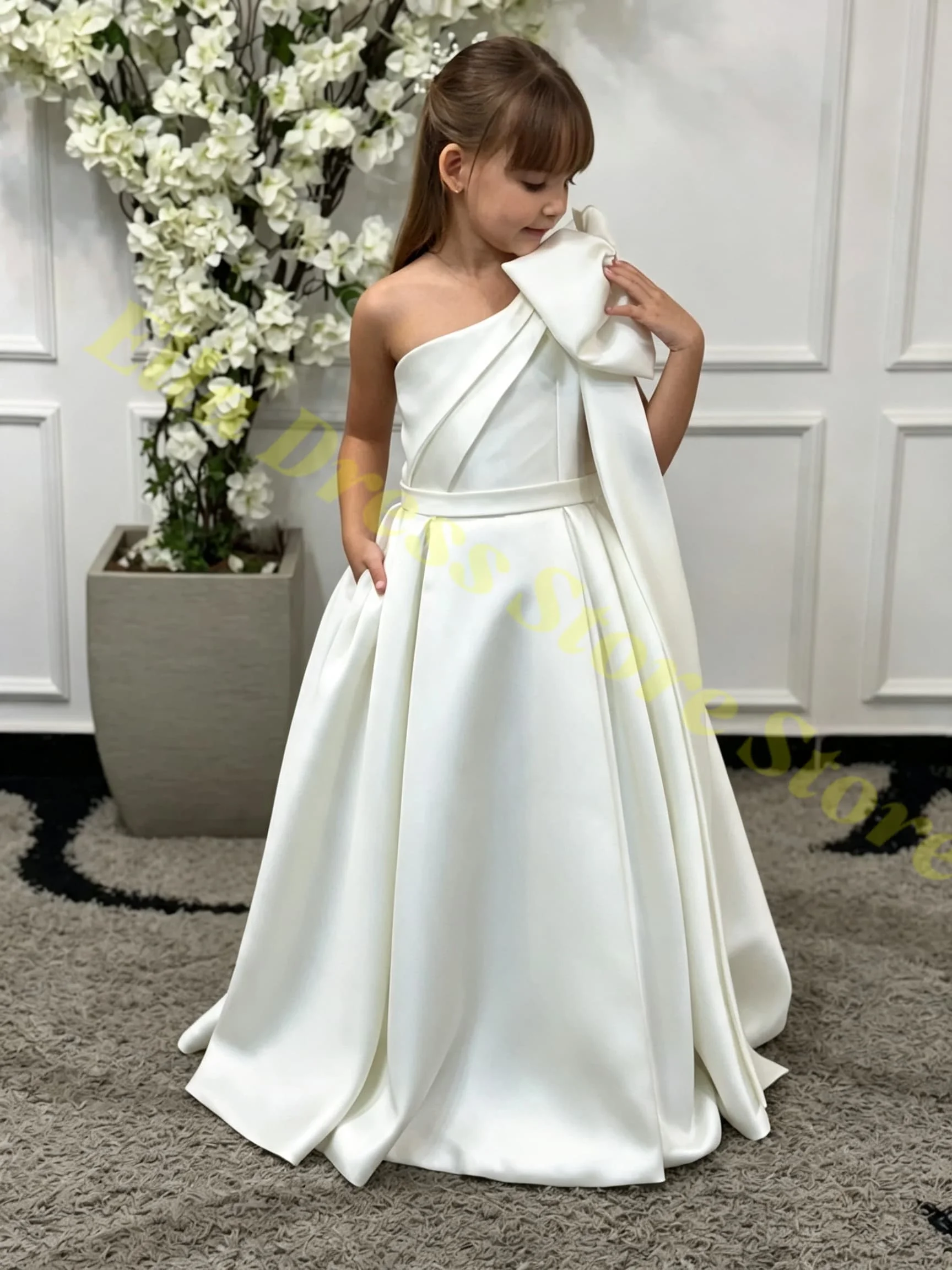 Ein-Schulter-Blumenmädchenkleid für Hochzeiten, Satin-Festkleid für Mädchen, Erstkommunionkleid mit Schleife, Ballkleid nach Maß – Detail 3