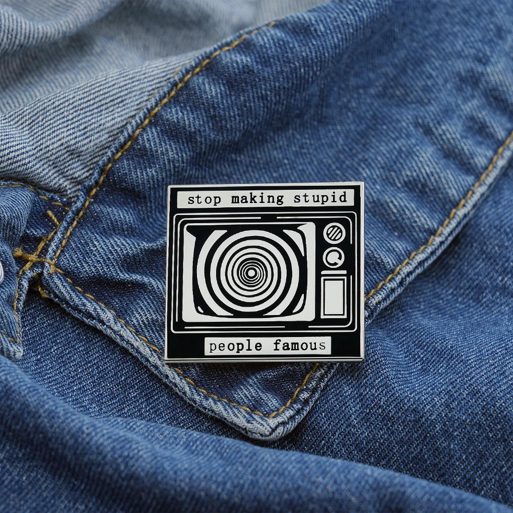 لا تجعل الحمقى الشهيرة بعد الآن بروش دوامة التلفزيون شارة أسود أبيض خط معدني دبوس أنيمي الطرفية الإكسسوارات #3