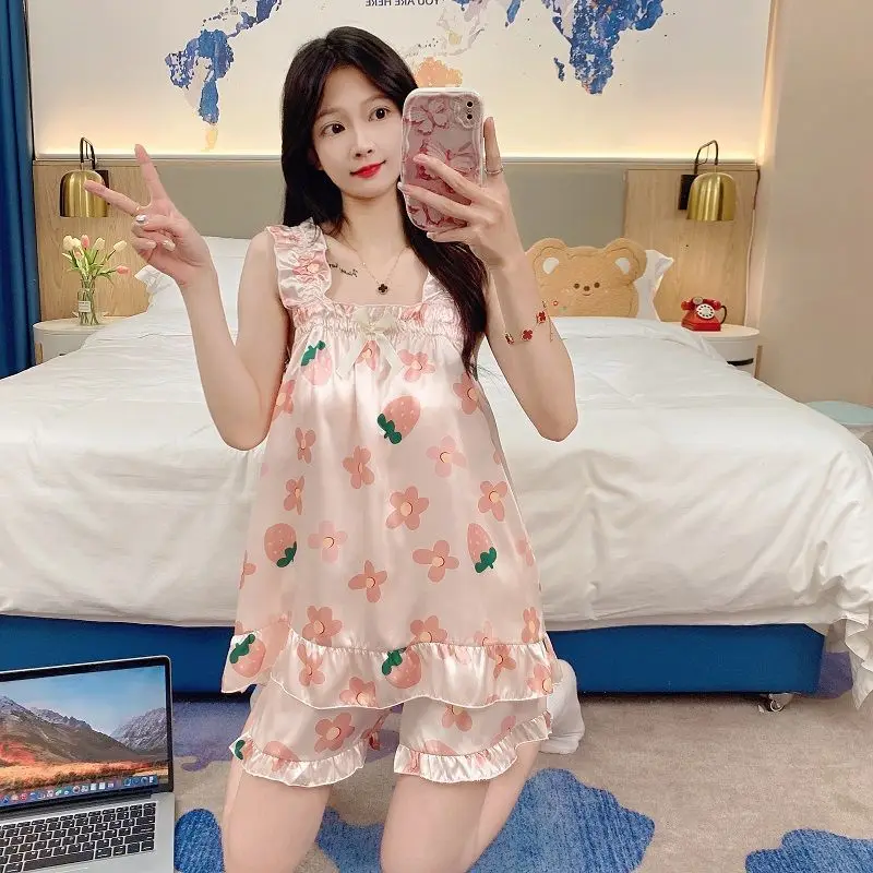 

Комплект пижамы Kawaii Crayon Shin Chan из атласа для женщин, с рюшами, шорты и майка, 2 предмета, повседневная домашняя одежда, комфортный комплект с мультяшным принтом