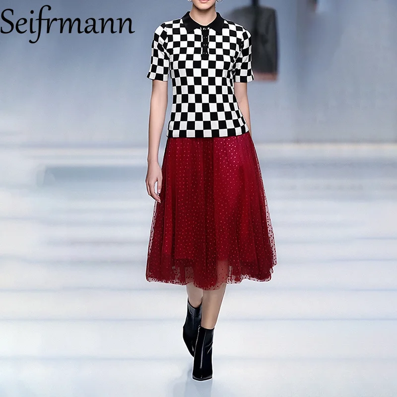 

Seifrmann New collar black and white striped short sleeved Tencel nano silk knitted sweater paired with high waisted red medium