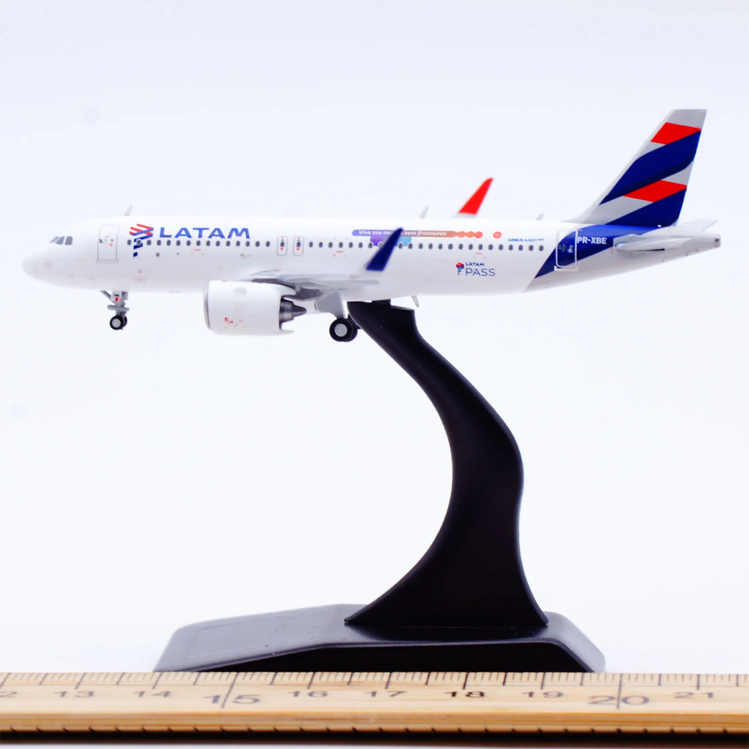 

XX40211 Alloy Collectible Plane Gift JC Wings 1:400 LATAM Airlines Airbus A320neo Diecast Aircraft Jet Model PR-XBE With Stand