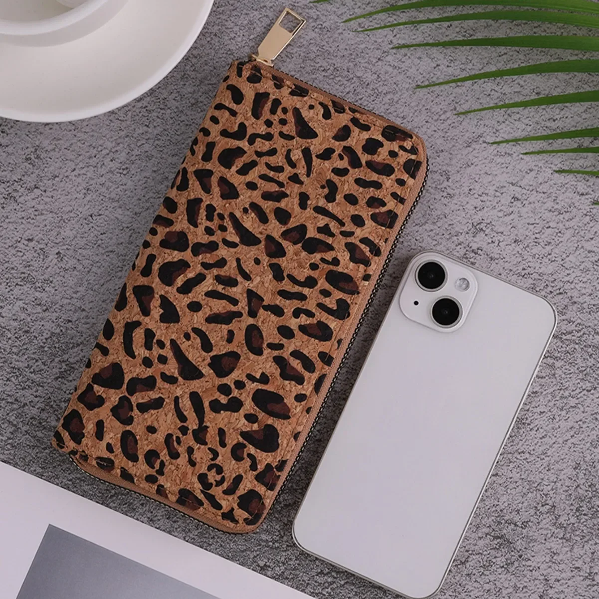 New women's long wallet, multi-function, fashionable leopard print printed card bag, large-capacity portable change bag.