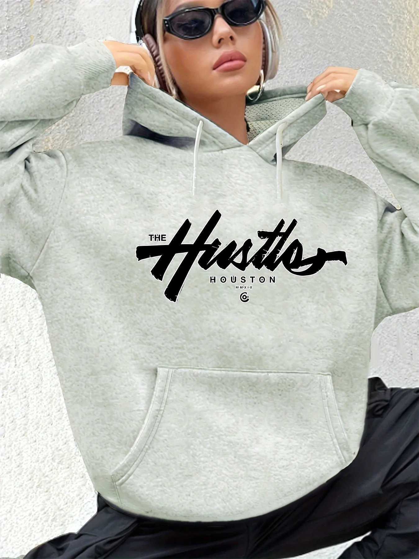 سترة نسائية للخريف والشتاء كاجوال فضفاضة ودافئة بنمط حروف هيوستن مطبوعة من جلد الغزال بأكمام طويلة وغطاء للرأس