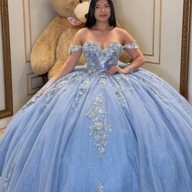 Vestido de Quinceañera Azul Celeste Brillante con Hombros Descubiertos, Cristales, Flores y Cola Larga con Lazo - Vestidos de 15 Años ﻿ Personalizar