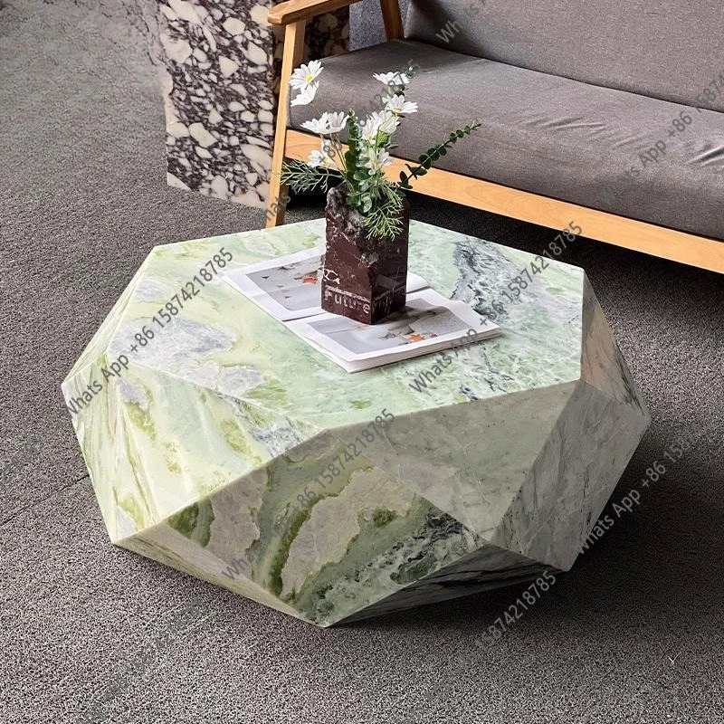 

Центральный стол из натурального мрамора свободной формы, скульптурный монолит с асимметричным основанием — дизайн с необработанными краями ваби-саби для современной гостиной