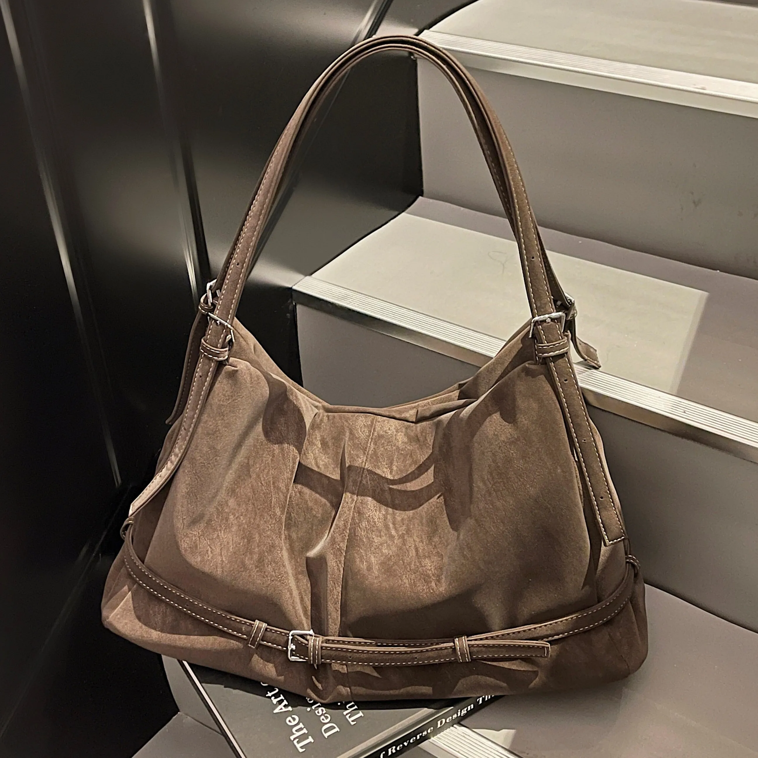 

Женская сумка подмышки в стиле ретро, модная свободная сумка-тоут, новинка 2026, универсальная замшевая матовая сумка большой вместимости, сумки-портфели, кошелек