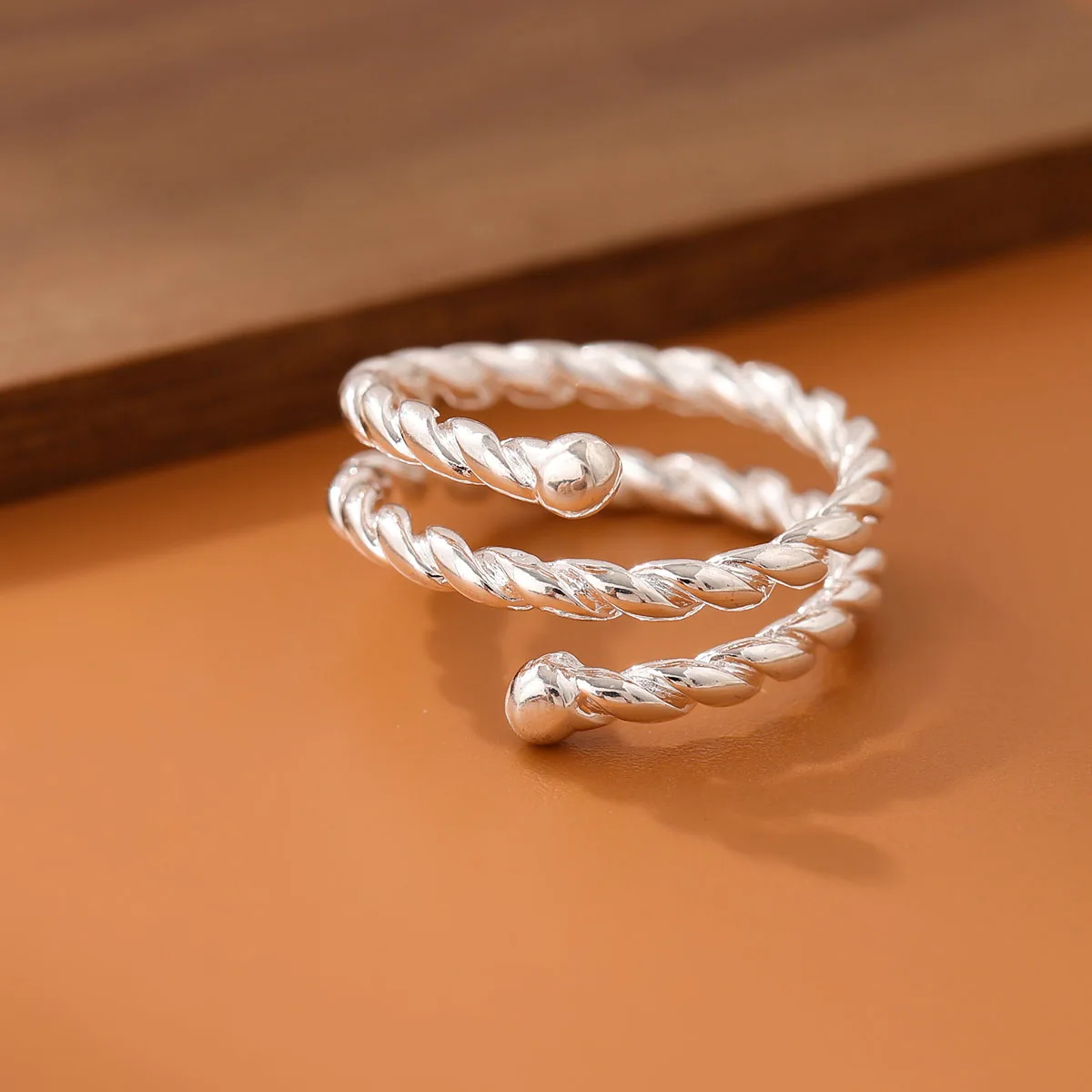 

New Fashion Anti-allergic 925 Sterling Silver Jewelry Beautiful Fresh And Simple Twisted Personality Rings R084