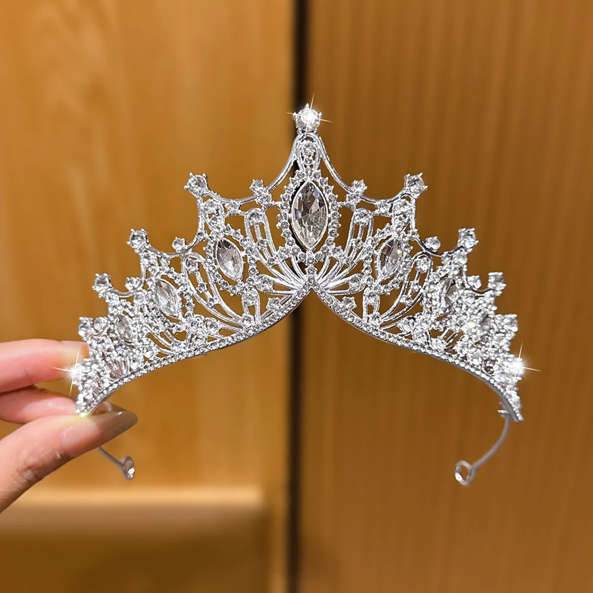 1 silver crown headband suitable for daily use as a hair accessory