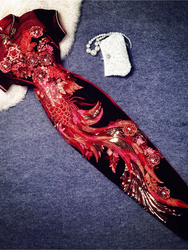 

A new long red cheongsam dress with diamond-encrusted sequin embroidery three-dimensional flowers and velvet
