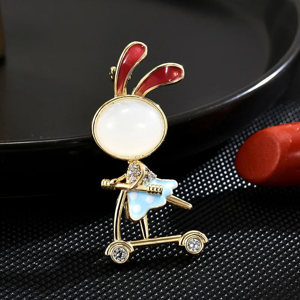 Sweet Cute Enamel Rabbit Brooch for Women Girls Cartoon Animal Riding Skateboard Brooches Fashion Jewelry Birthday Party Gifts