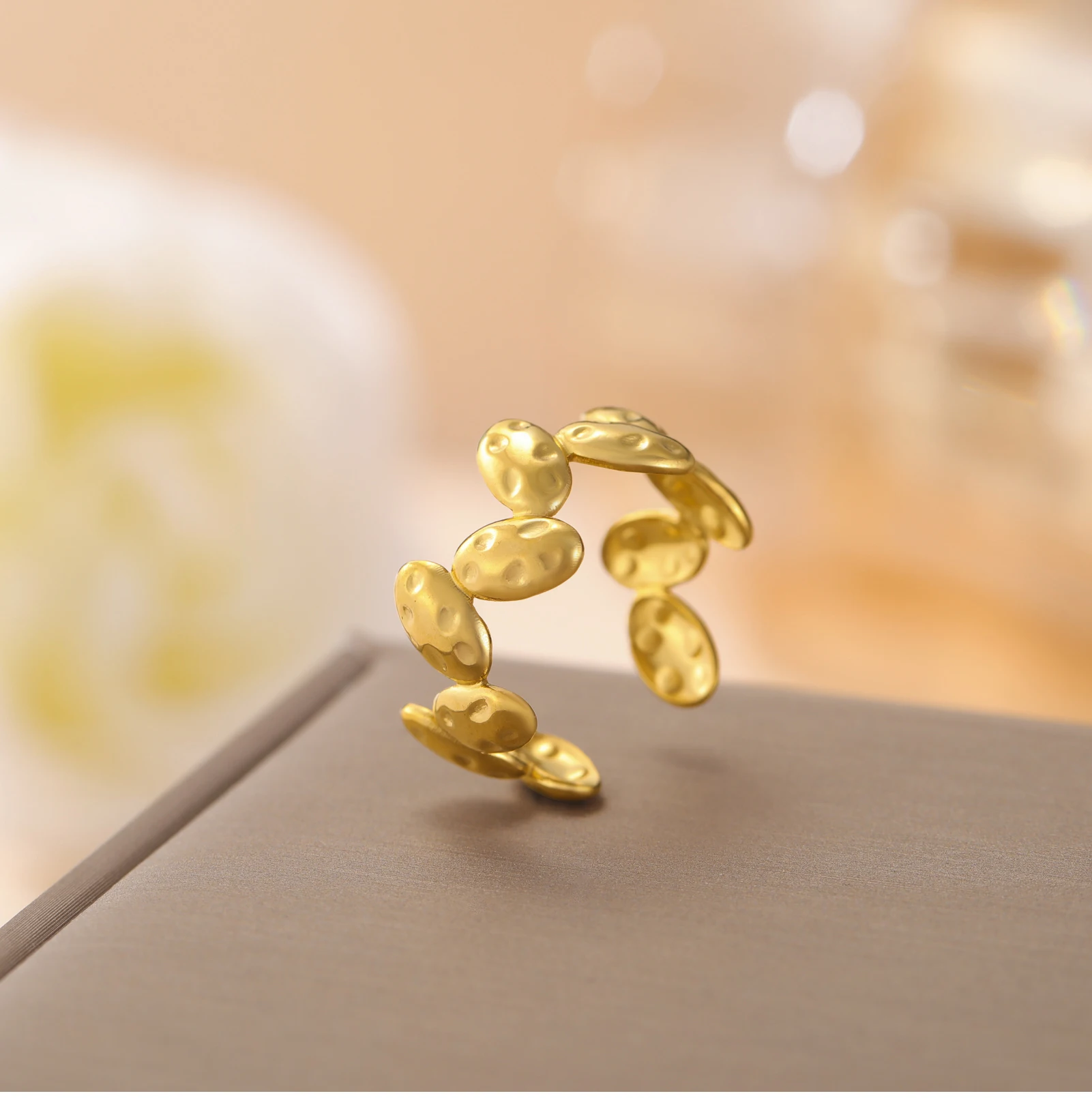 CoolTime Goldfarbene Edelstahl-Damenringe, elliptisch, strukturiert, Wassertropfen-Design, offener Ring, verstellbar, Schmuckgeschenk, Großhandel – Detail 5