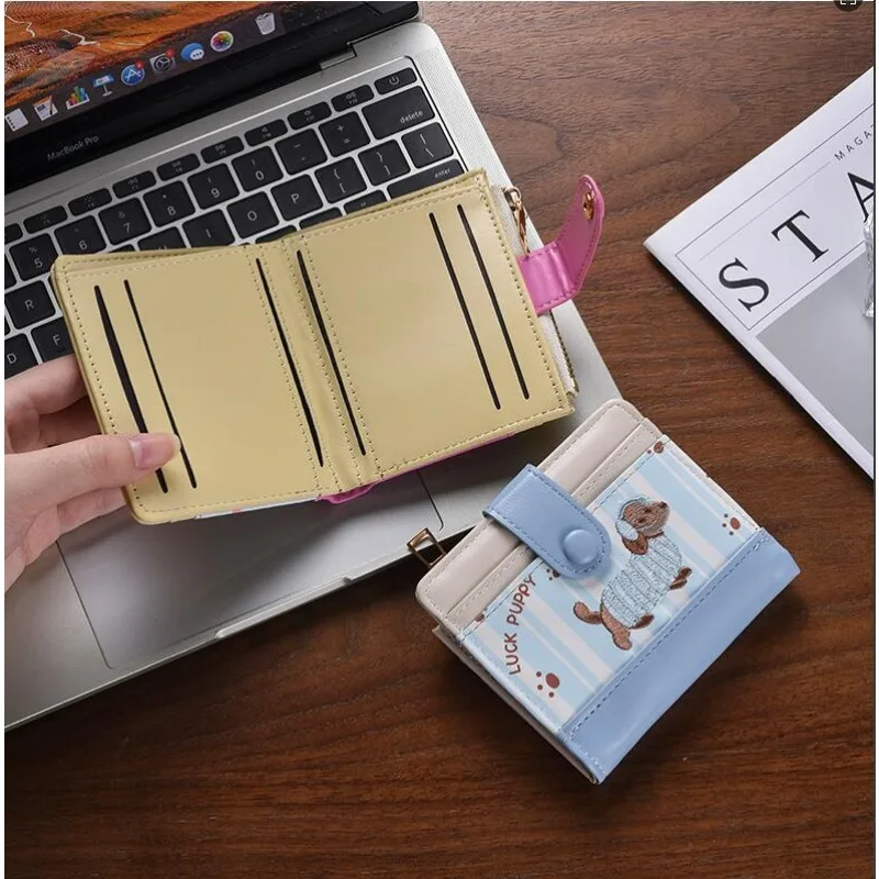 carteira-curta-feminina-de-pu-com-ziper-porta-cartoes-e-porta-moedas-com-bordado-de-dachshund-e-estampa-de-cao-cartoon-cor-dopamina