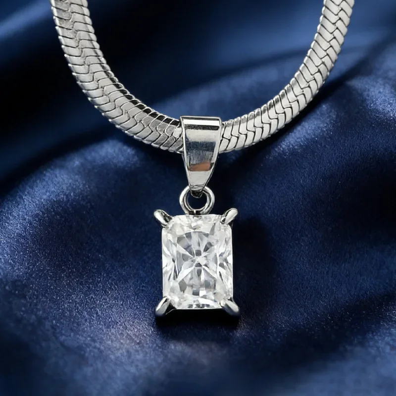 

1pc 2.0Carat Glamorous Square White Moissanite Pendant Necklace with Fashionable Design, Exquisite and Luxurious.
