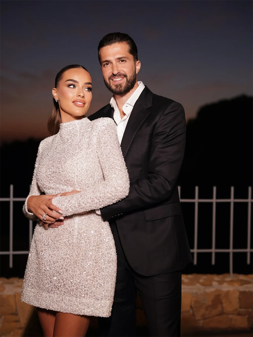 Tokyo-vestidos de novia blancos personalizados con escote alto, mangas largas, corte en A, vestidos de novia con cuentas, minivestidos de boda elegantes 2025