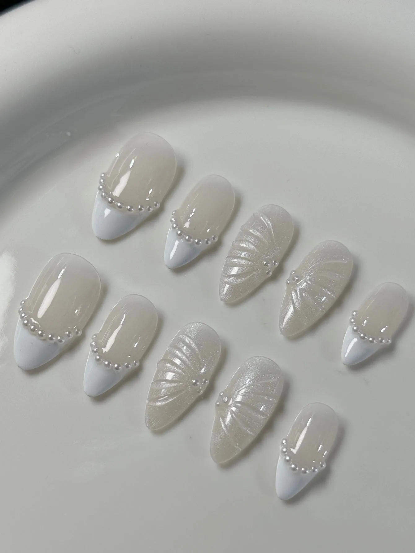 10 قطع من أظافر صناعية بيضاء على شكل لوز مصنوعة يدويًا بخط ثلاثي الأبعاد وأظافر صناعية قابلة للفصل باللؤلؤ