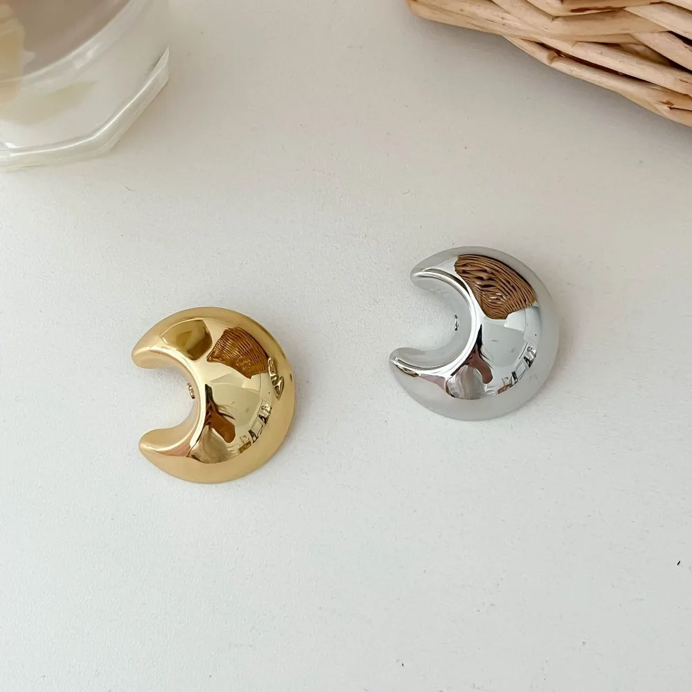 Creative 3D Crescent Moon Pins Gold/Silver Color Smooth Metal Pins Women's Suit Ornaments