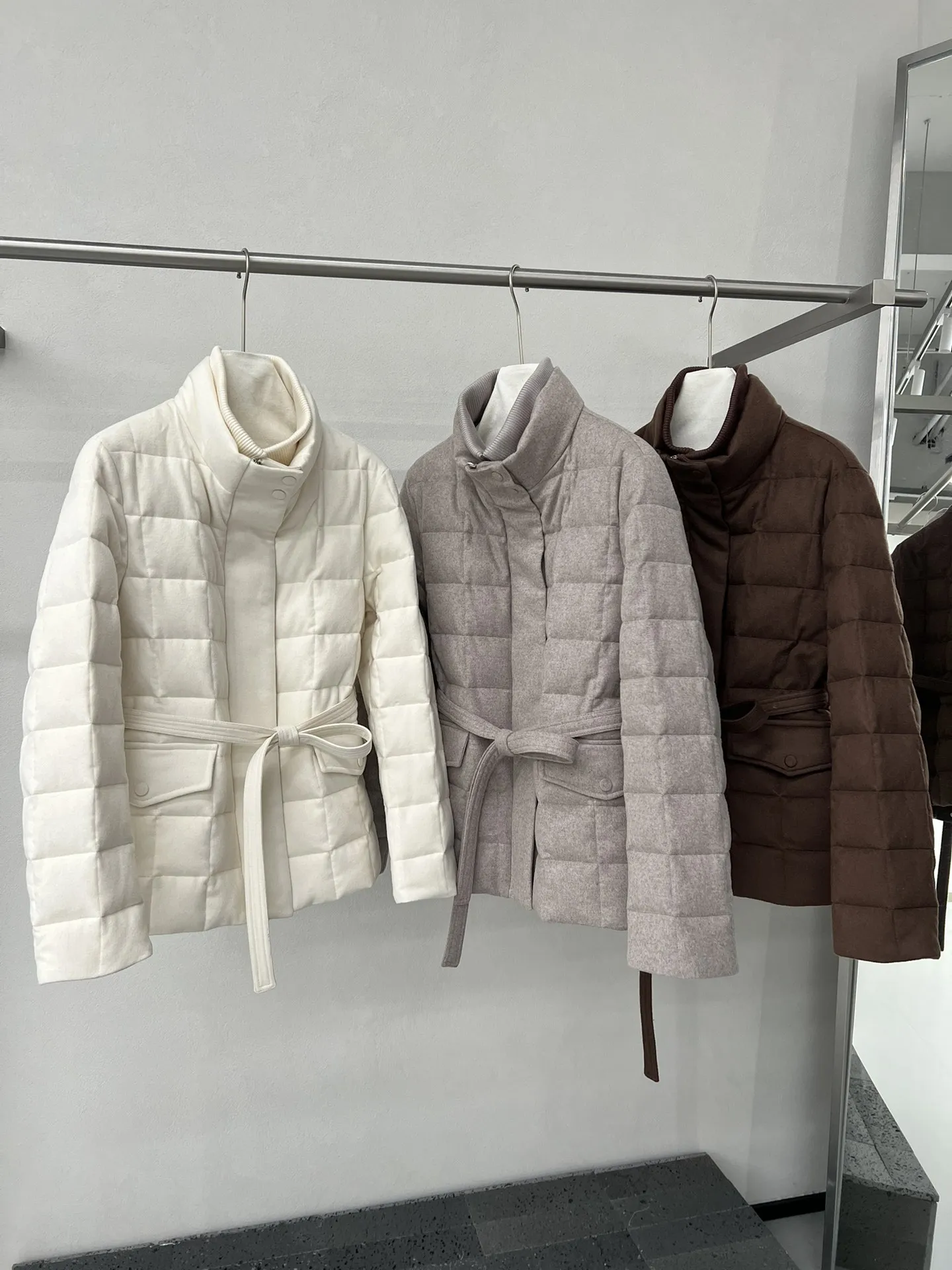 

2025 Winter New Fashionable Classic Versatile High-Quality Stand Collar Slim Waist Down Jacket for Women, Slim Fit and Flatterin