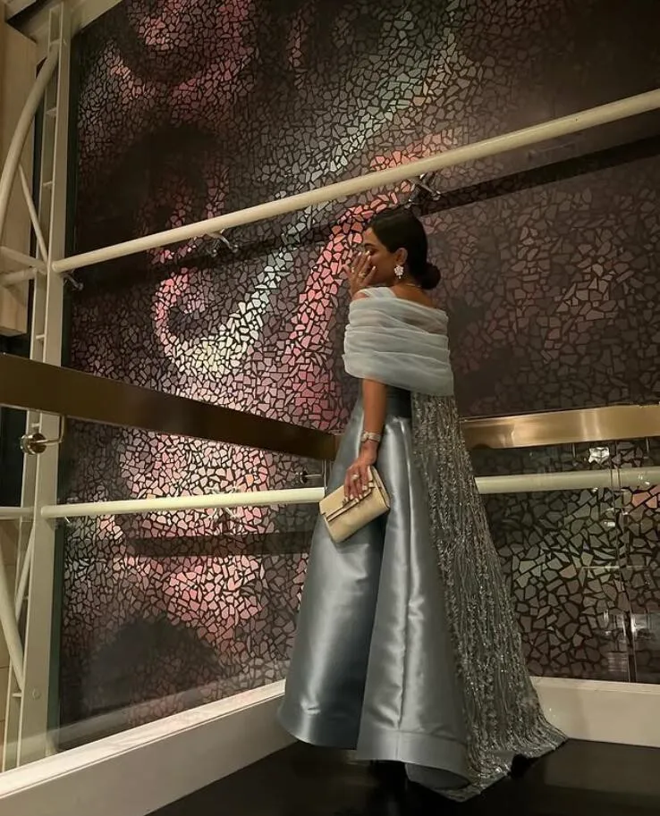 فساتين سهرة عربية فضية بطول الكاحل فساتين رسمية سباركلي بدون أكتاف وصمة عار دبي في الشرق الأوسط مخصصة للحفلات الراقصة