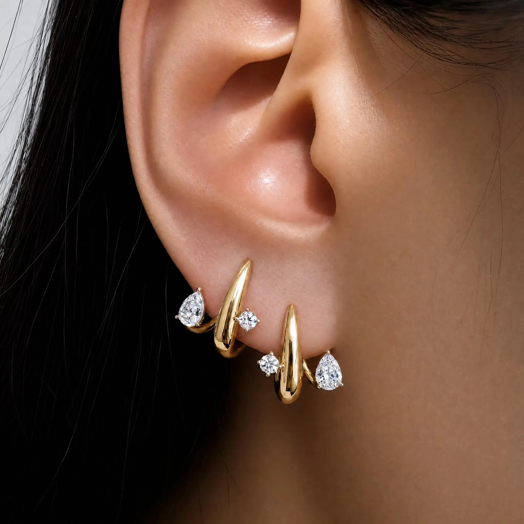 Moonmory Einzigartiges Design Luxusmarken Messing Huggie Creolen für Damen Minimalistisch 5A Birne Marquise Oval 18K Vergoldete Ohrringe – Detail 2