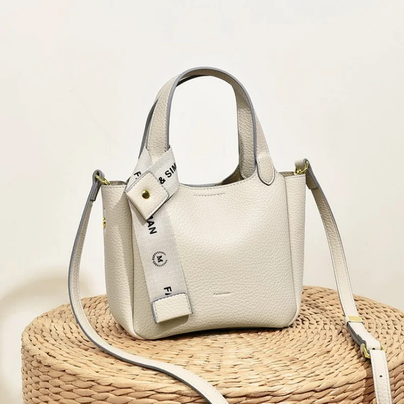 有名デザイナーのレディースハンドバッグ、レザートート、ショルダーストラップ付き、高級ブランド、クラシックでエレガントなスタイル