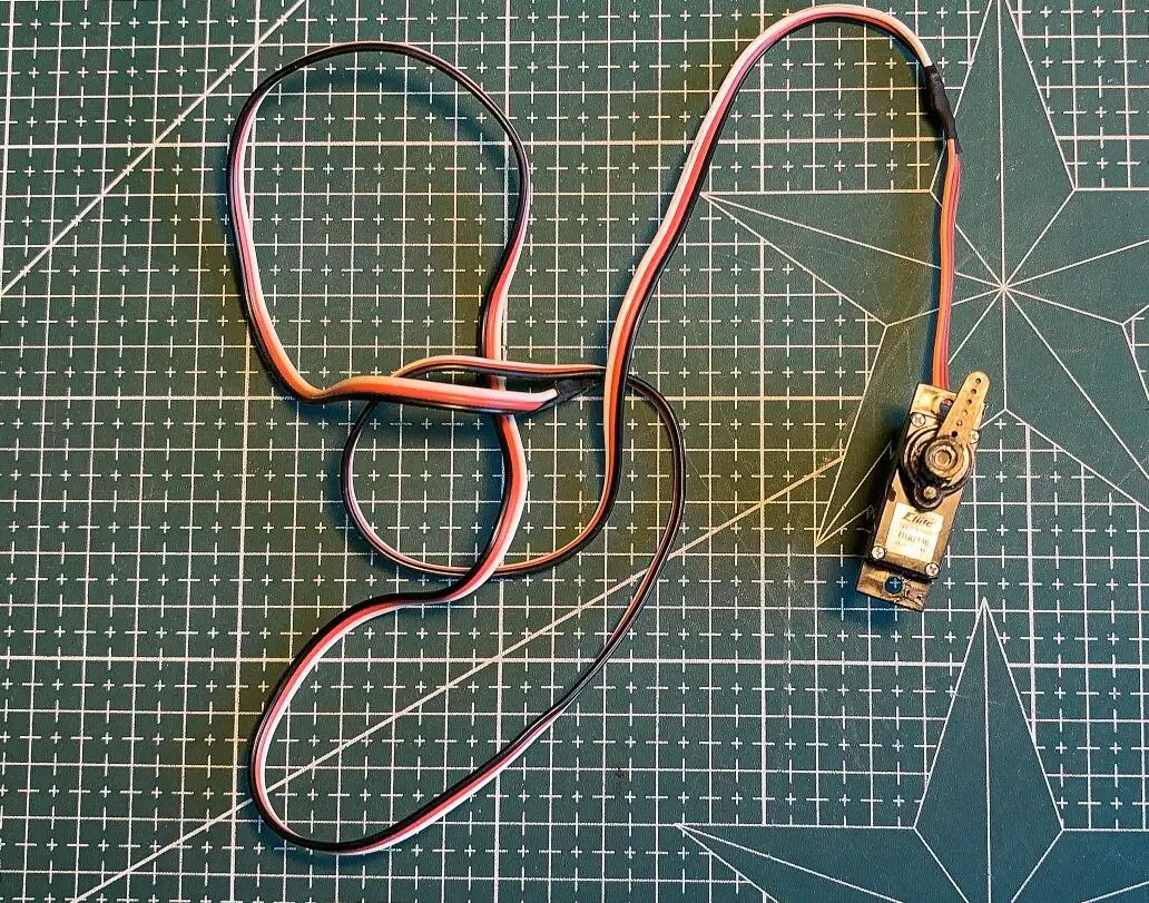 90% new E-flite 13g Sub Micro Servo EFLR7140 Metal Gears servo motor with Extended Servo Lead 2,0 kg.cm for smaller airplanes