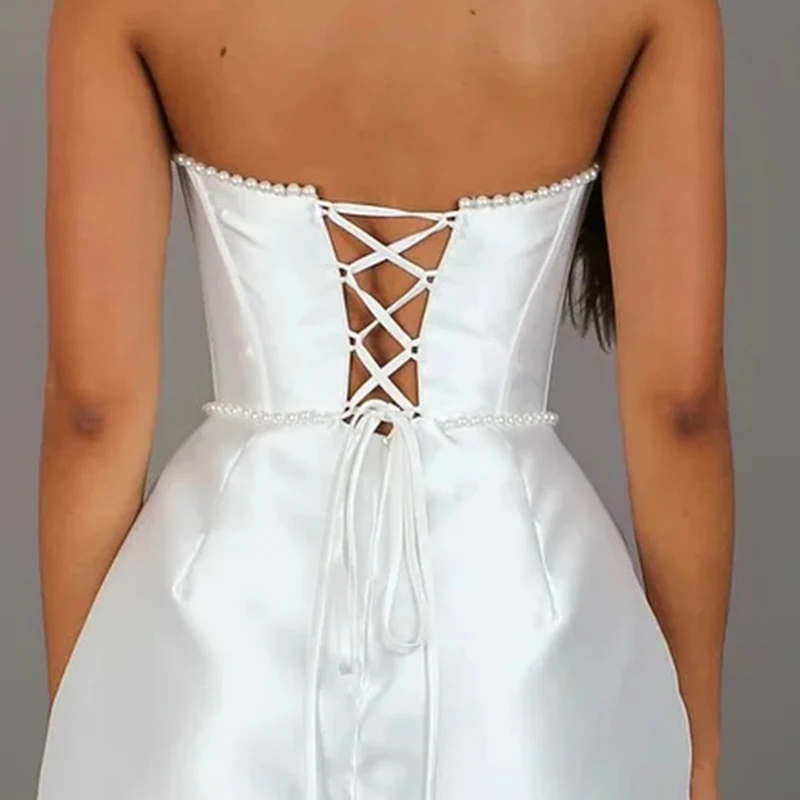 Elegancka biała satynowa mini sukienka na studniówkę bez ramiączek z perłami zdobioną sukienką ślubną z dekoltem w kształcie serca Elegancka sukienka imprezowa w kształcie litery A