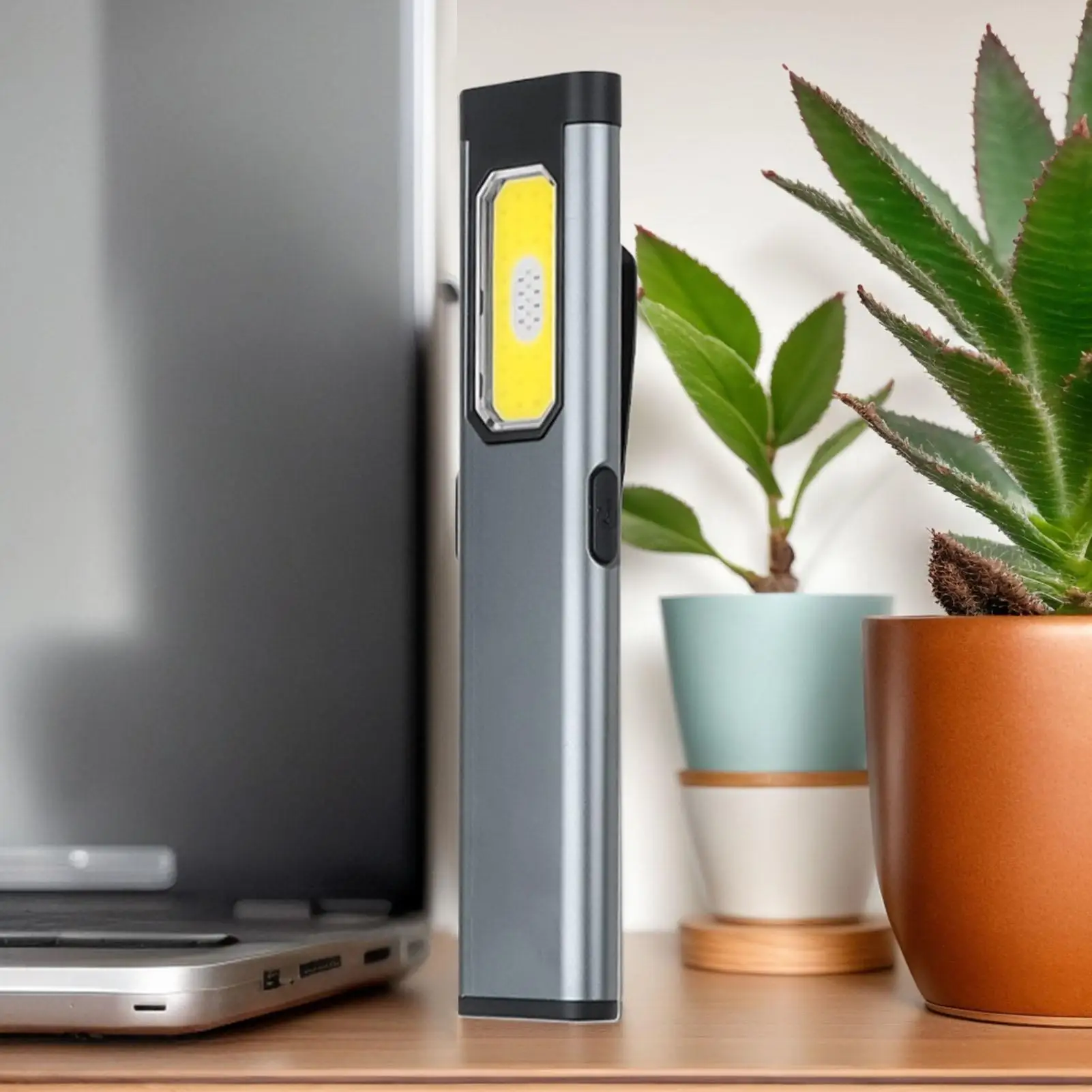 مصباح يدوي صغير قوي مقاوم للماء بمشبك إضاءة على المصابيح المحمولة مع ذيل مغناطيسي للمشي لمسافات طويلة والسفر في الهواء الطلق والسيارة