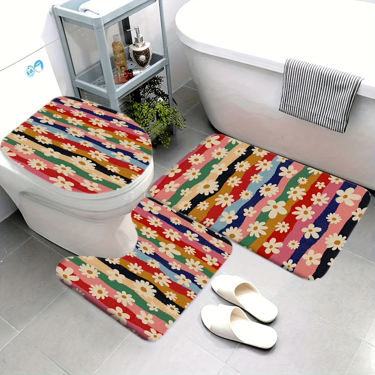 

Набор ковриков для ванной Colorful Daisy – комплект из 3 предметов: полосатый коврик с цветочным узором, накладка на крышку унитаза и U-образный коврик, мягкий фланелевый, моющийся.