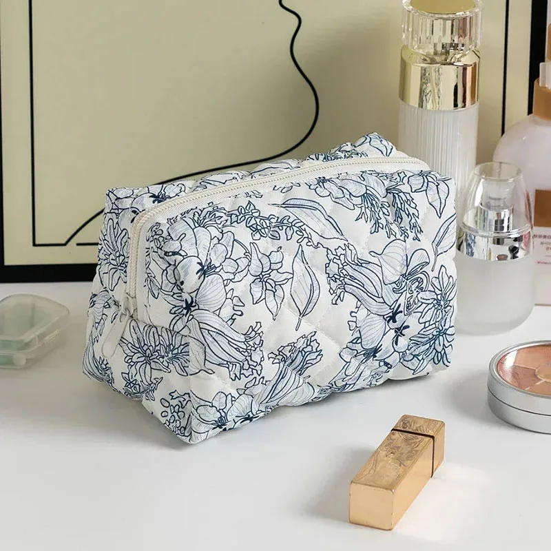 

Quilted Makeup Bag Flower Printed Storage Organizer Floral Cosmetic Pouch Large Travel Cosmetic Bag Makeup Case for Women Girl
