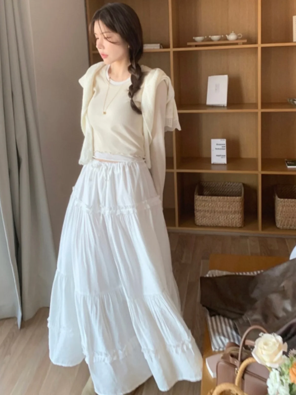 

Шикарная длинная юбка трапециевидной формы с завязками на талии и милым узлом. Женские юбки средней длины.