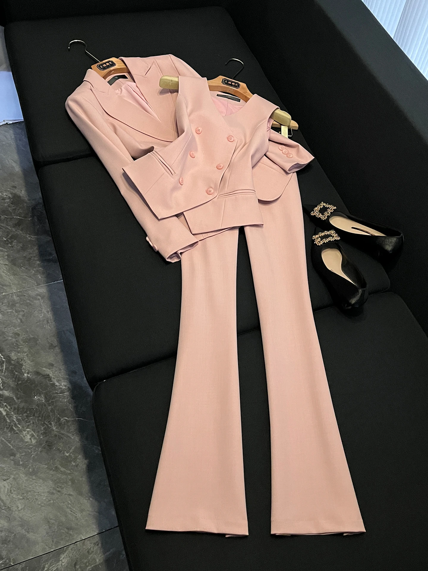 

Элегантный розовый деловой костюм-двойка для женщин: профессиональный, многослойный, весна 2026, премиум-класс, для руководителей, модный жилет