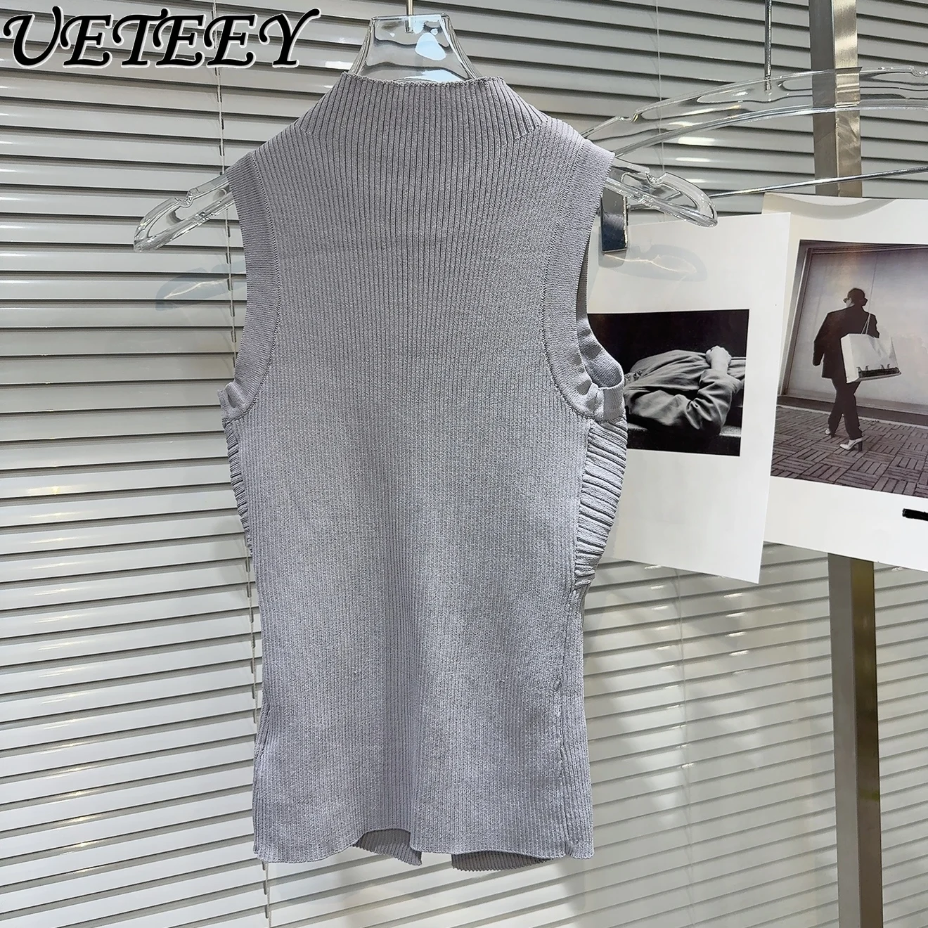 夏の新作、気品漂うセレブ風、メタルバックルデザインのノースリーブスタンドカラータンクトップ、スリムフィットニットベスト（レディース）