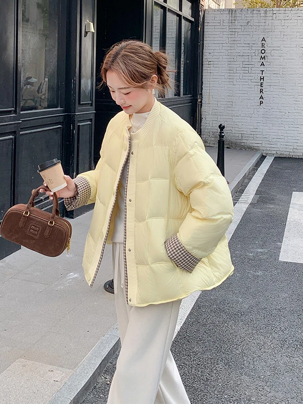 جاكيت نسائي أصفر محبوك بنقشة مربعات مع حشوة دافئة، تصميم عصري فضفاض بلون أبيض