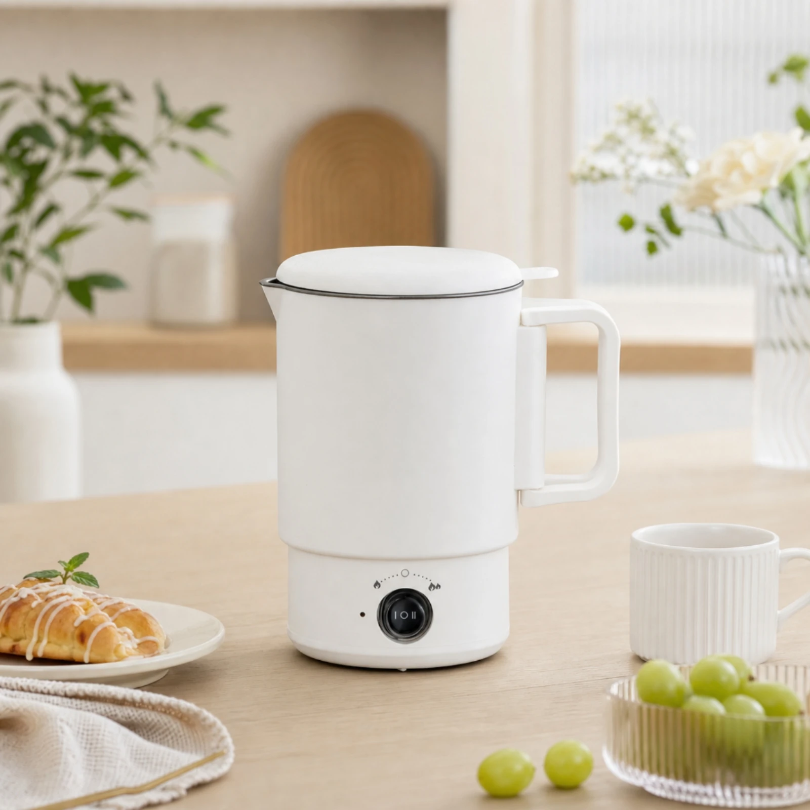 Foldable Electric Kettle Space-Saving Electric Kettle with Detachable Base Portable Water Boiler Easy to Clean for Travelers