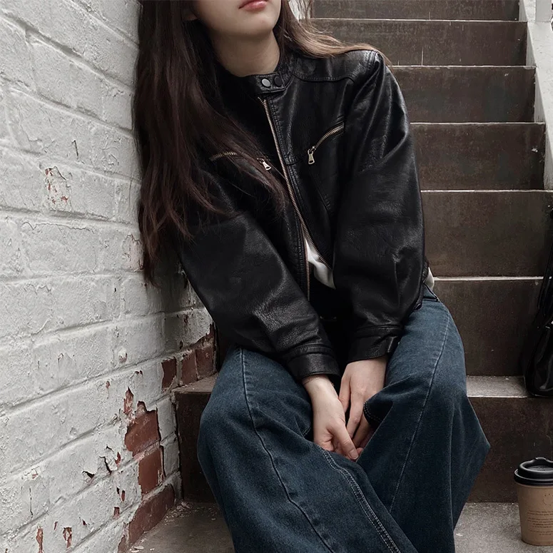 レディースフェイクレザージャケット ショート丈 無地 ジッパー 長袖 ポロカラー ややストレッチ ストリート系 ルーズ カジュアル 2025年秋