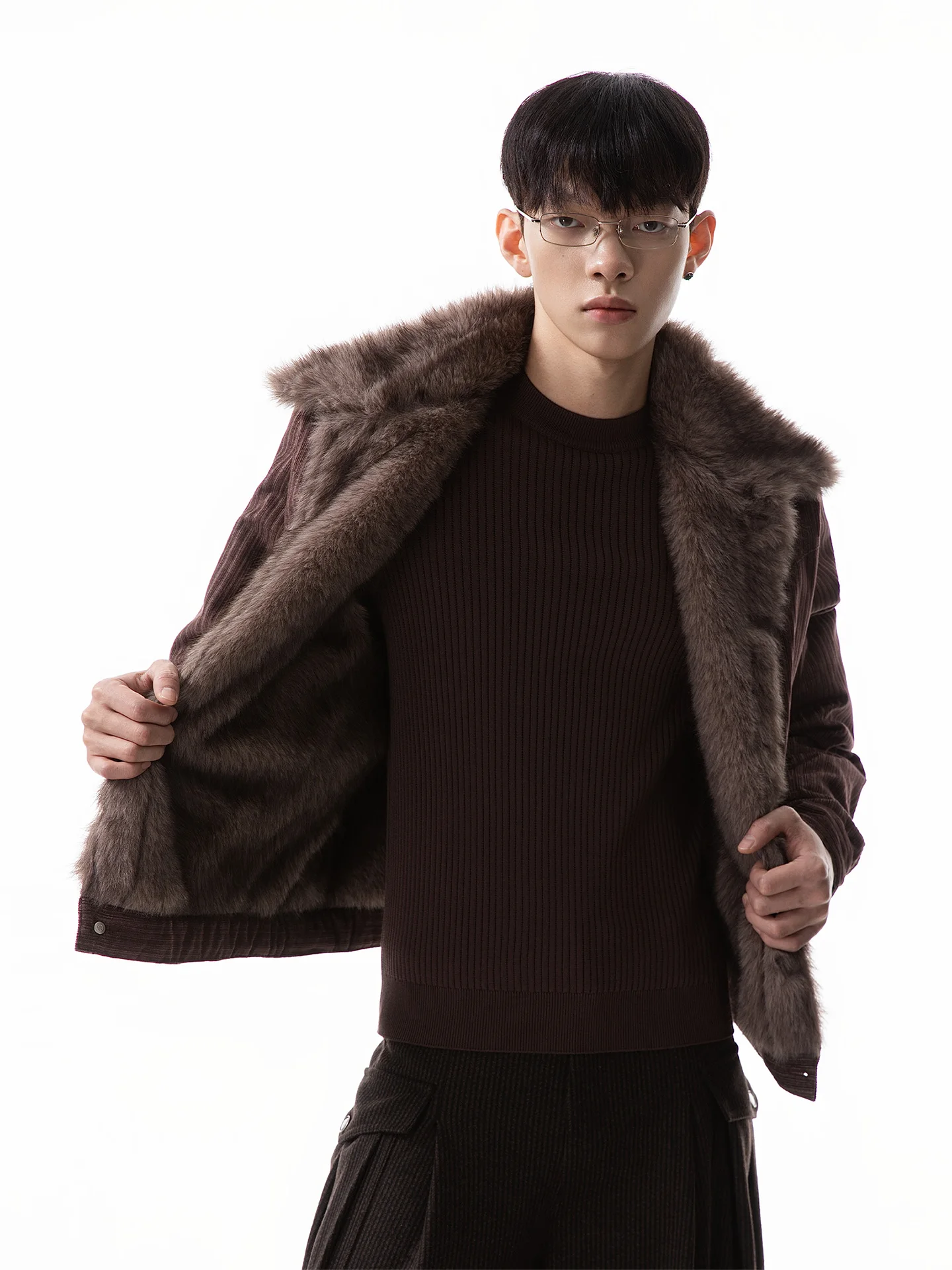 سترات شتوية جديدة للرجال لعام 2025 سترات دافئة بلون واحد سترات رجالية على الطراز الأمريكي مبطنة بالصوف قطع علوية سميكة وأكمام طويلة سترات