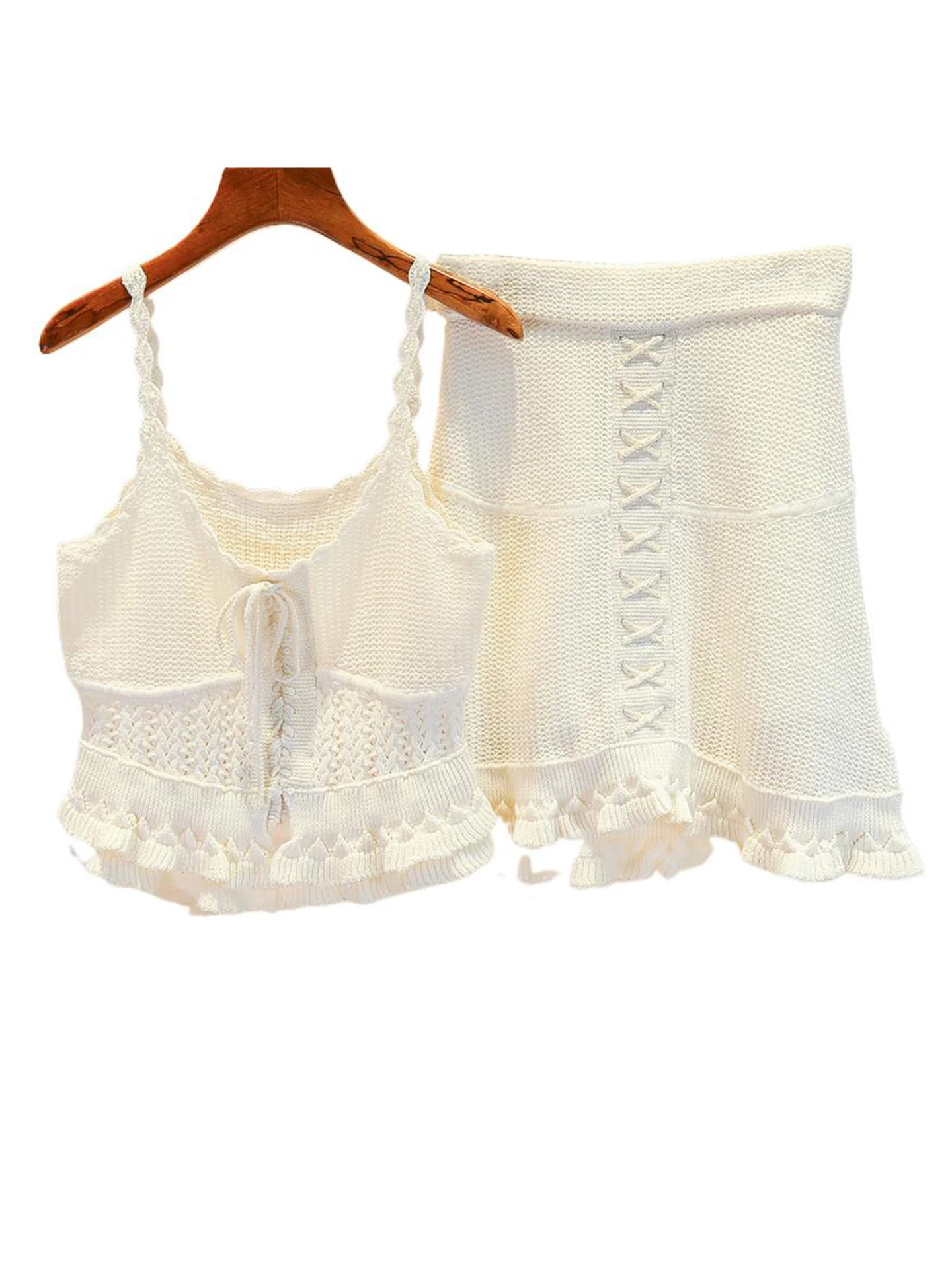 Elegancki damski komplet: dziergany top na ramiączkach z wzorem szydełkowym i spódnica, letni styl, włókno poliestrowe, dwuczęściowy zestaw dla kobiet w wieku 25-35 lat.