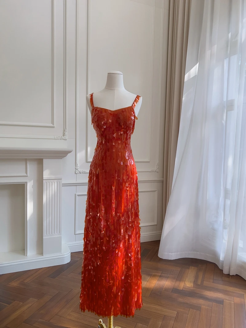 Czerwona suknia z odkrytymi ramionami, cekinami, na formalne okazje, bogato zdobiona, odzież plażowa, wysoki stan, spódnica w kształcie litery A.