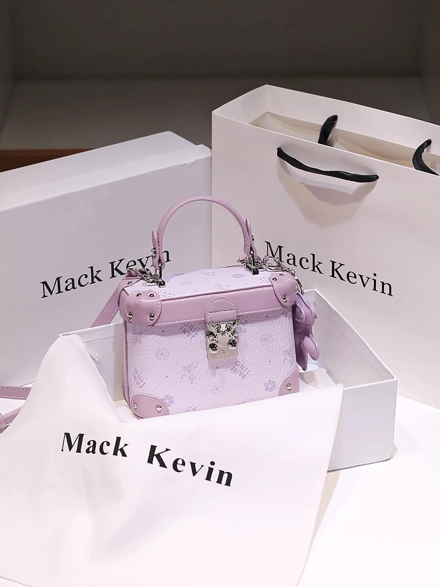 

Stylish and Luxury Makeup Bag with Charming Decoration Violet and Pendant Women's Stylish and Versatile Shoulder Crossbody Bag