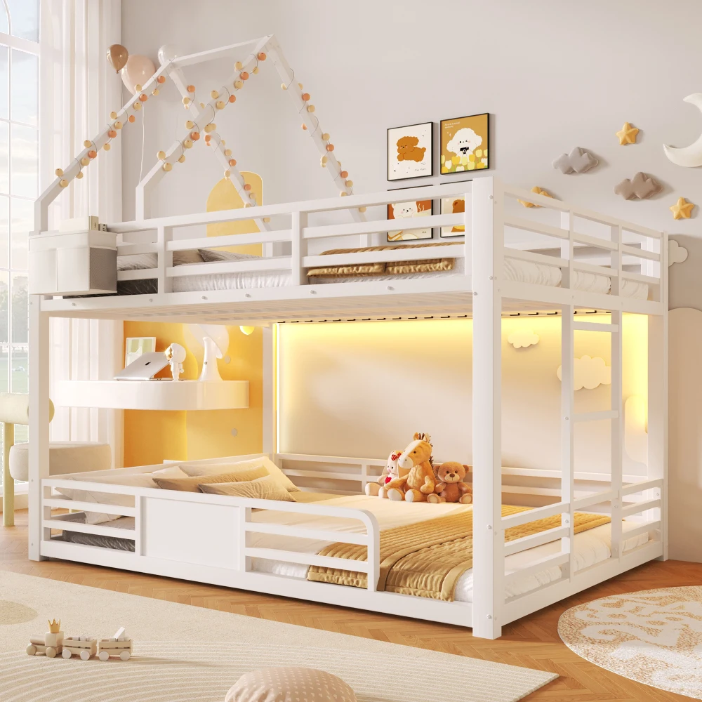 Letto a castello in metallo per bambini, 140x200 cm, con struttura del tetto smontabile, pratici sacchi portaoggetti in tessuto, protezioni di sicurezza perimetrali, struttura salvaspazio per letto a